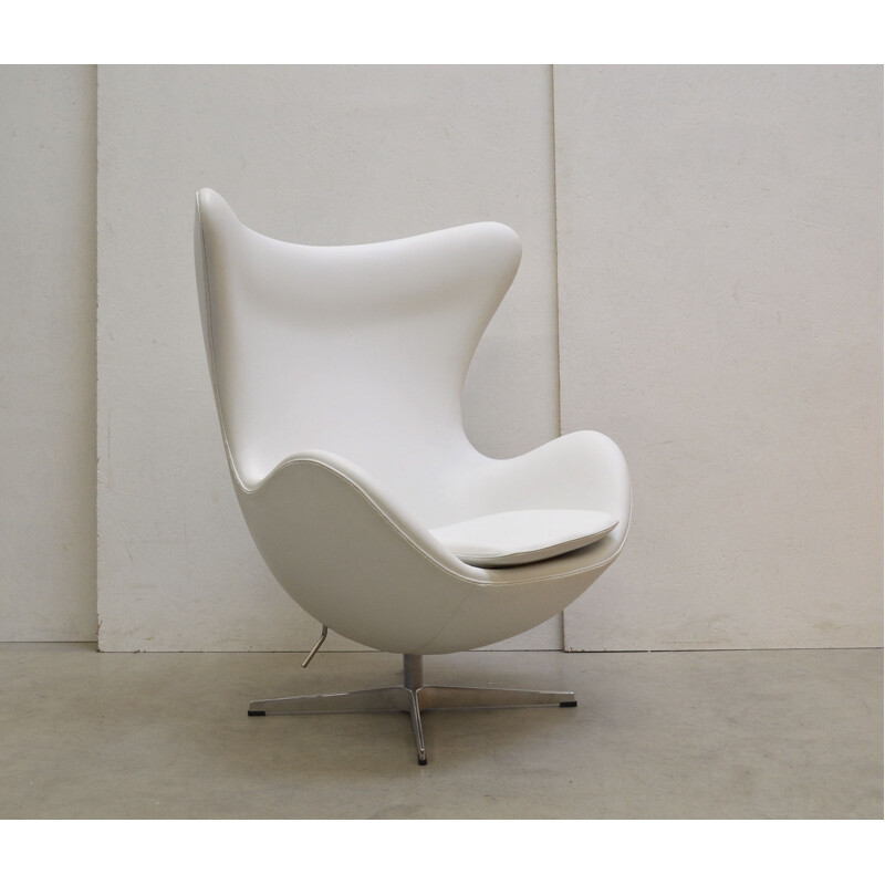 Vintage white egg chair by Arne Jacobsen for Fritz Hansen, 1950s