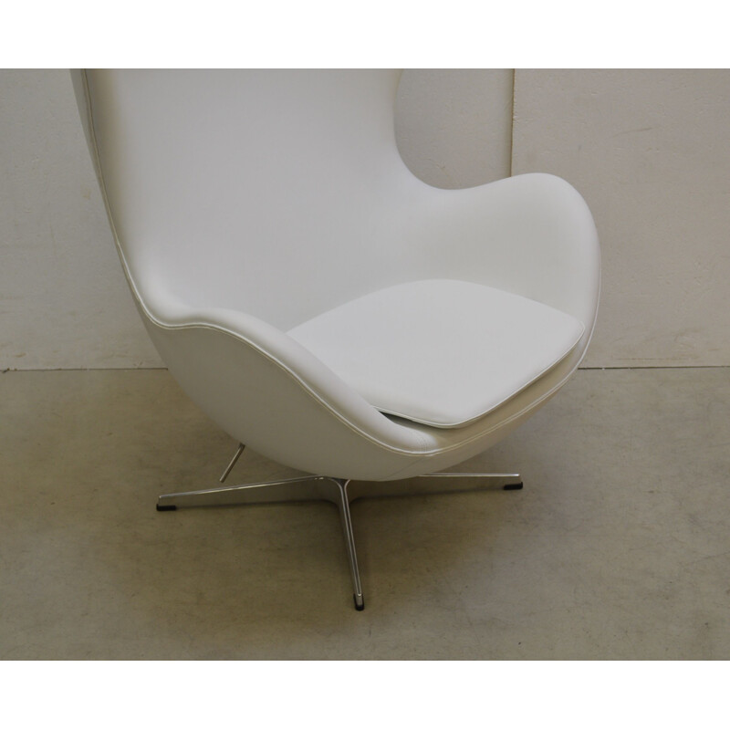 Vintage white egg chair by Arne Jacobsen for Fritz Hansen, 1950s