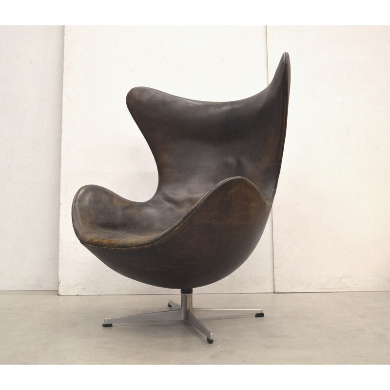 Vintage egg chair covered with brown leather by Arne Jacobsen for Fritz Hansen, 1958