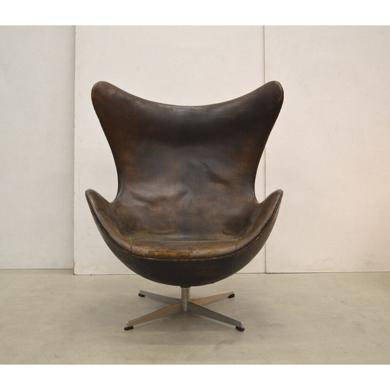 Vintage egg chair covered with brown leather by Arne Jacobsen for Fritz Hansen, 1958