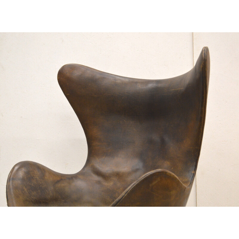 Vintage egg chair covered with brown leather by Arne Jacobsen for Fritz Hansen, 1958