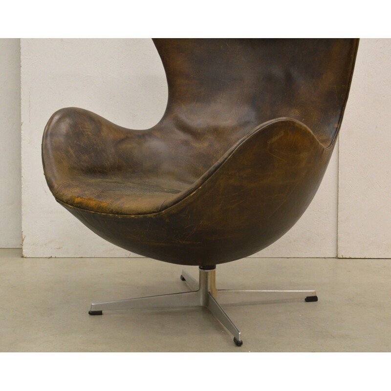 Vintage ei fauteuil bekleed met bruin leer door Arne Jacobsen voor Fritz Hansen, 1958
