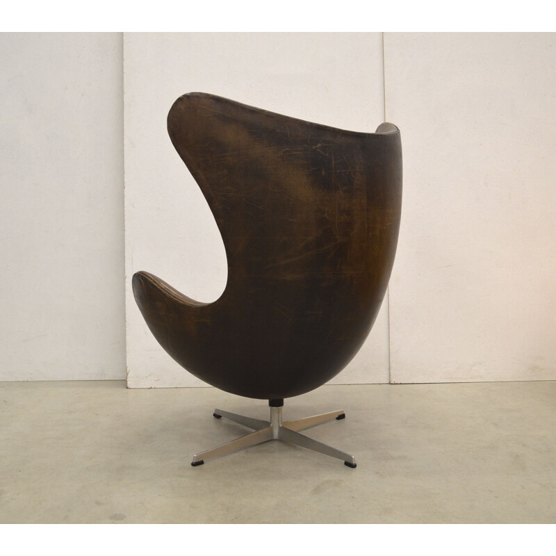 Cadeirão de ovos vintage estofado em couro castanho por Arne Jacobsen para Fritz Hansen, 1958