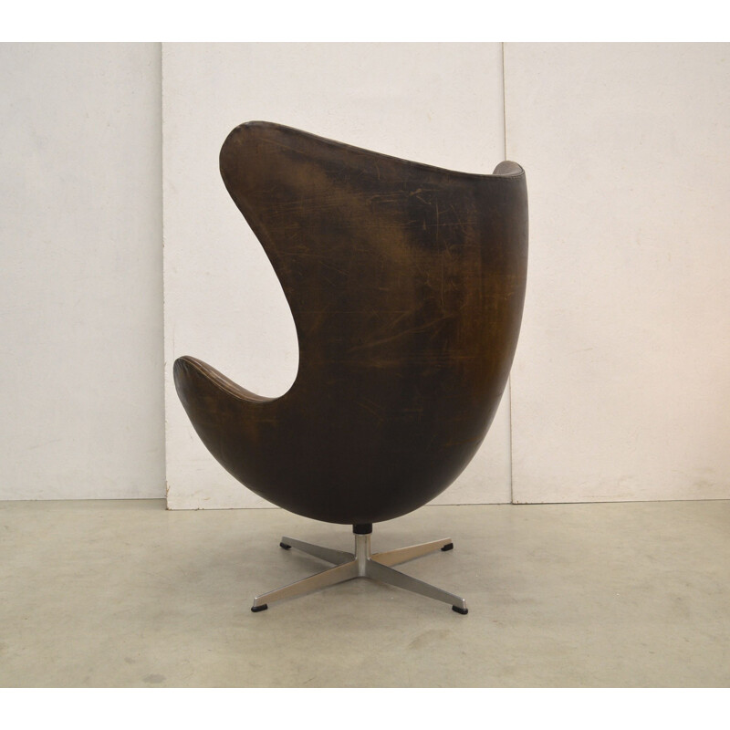 Vintage egg chair covered with brown leather by Arne Jacobsen for Fritz Hansen, 1958