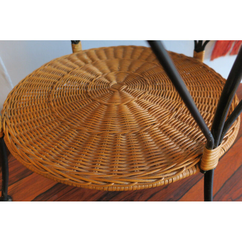 Tavolino vintage a due piani in rattan e ferro nero, 1960