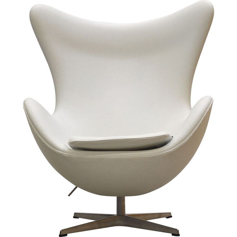 Vintage white egg chair by Arne Jacobsen for Fritz Hansen, 1950s