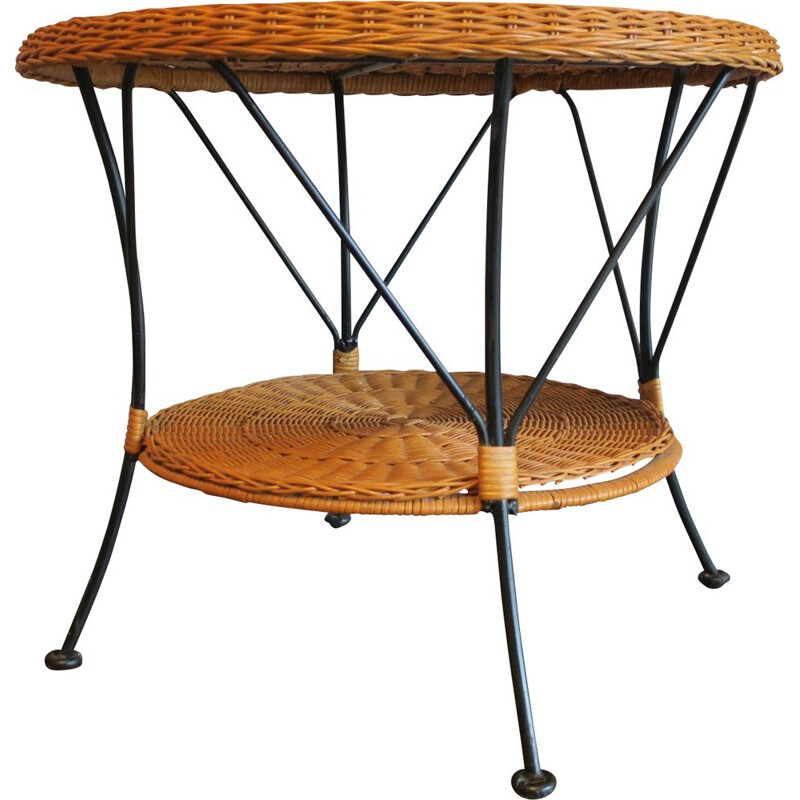 Tavolino vintage a due piani in rattan e ferro nero, 1960