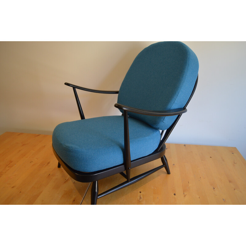 Fauteuil Ercol en bois noir et coussin bleu, Lucian ERCOLANI - 1960