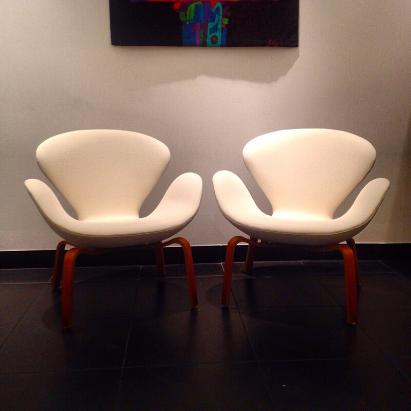 Pair of "Swan" armchairs in white woolen and teck, Arne JACOBSEN - 1960s