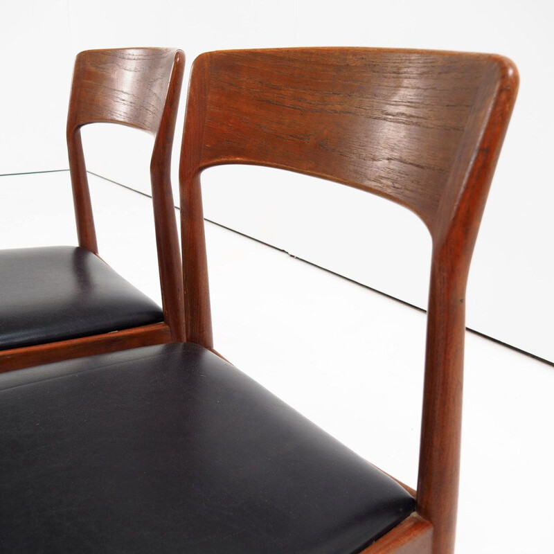Paire de chaises vintage en teck massif par Henning Kjaernulf pour Korup Stolefabrik, Danemark