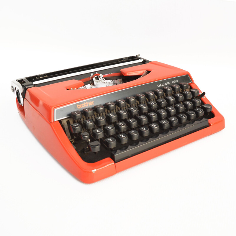 Brother de luxe 202 vintage suitcase typewriter, Japan 1970s