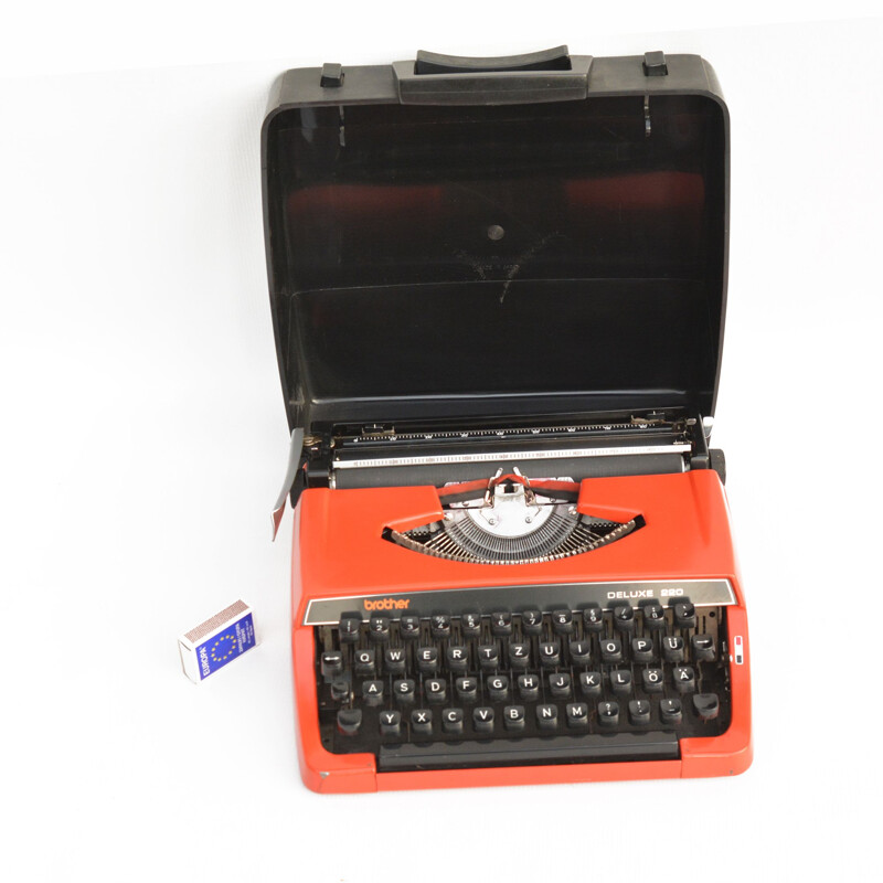Brother de luxe 202 vintage suitcase typewriter, Japan 1970s
