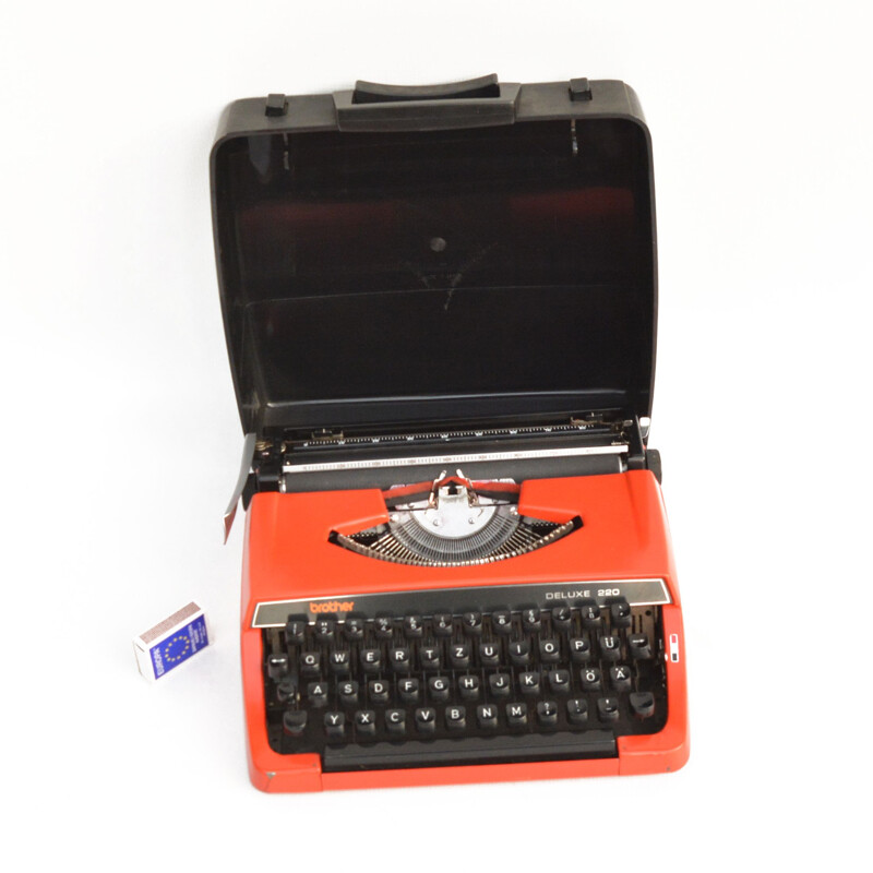 Brother de luxe 202 vintage suitcase typewriter, Japan 1970s