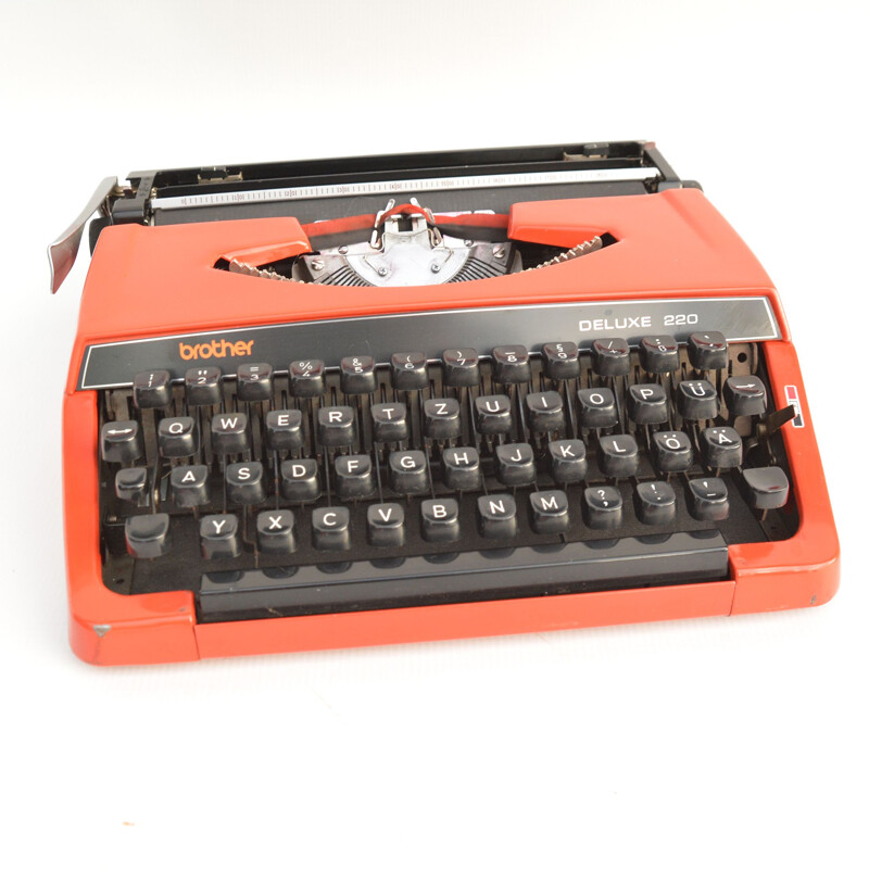 Brother de luxe 202 vintage suitcase typewriter, Japan 1970s