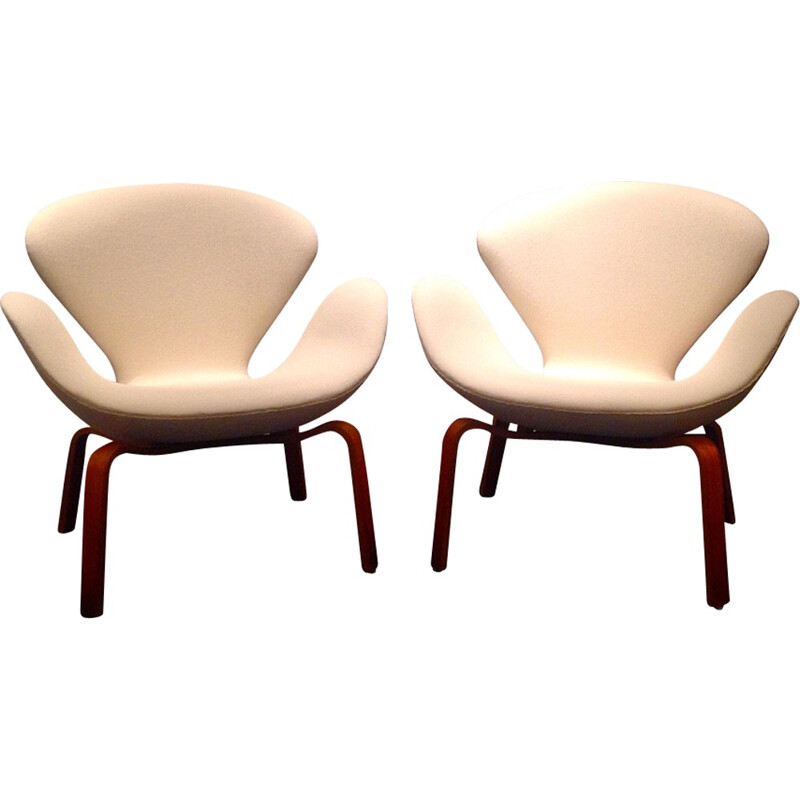 Paire de fauteuils "Swan" en lainage blanc et teck, Arne JACOBSEN - 1960
