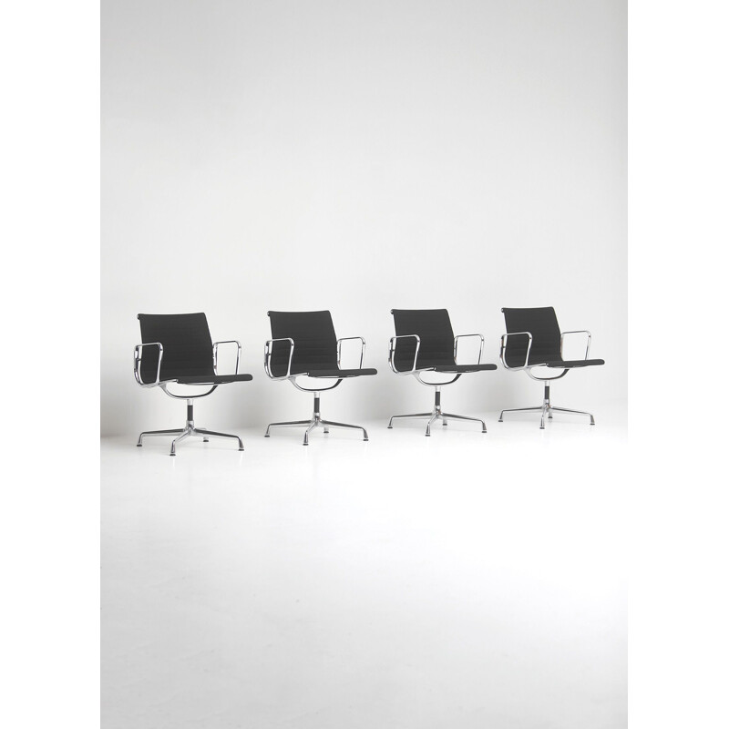 Ensemble de 4 fauteuils vintage EA108 par Charles & Ray Eames pour Vitra