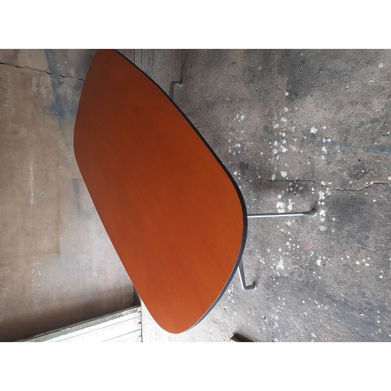 Table ovale vintage segmentée par Charles et Ray Eames