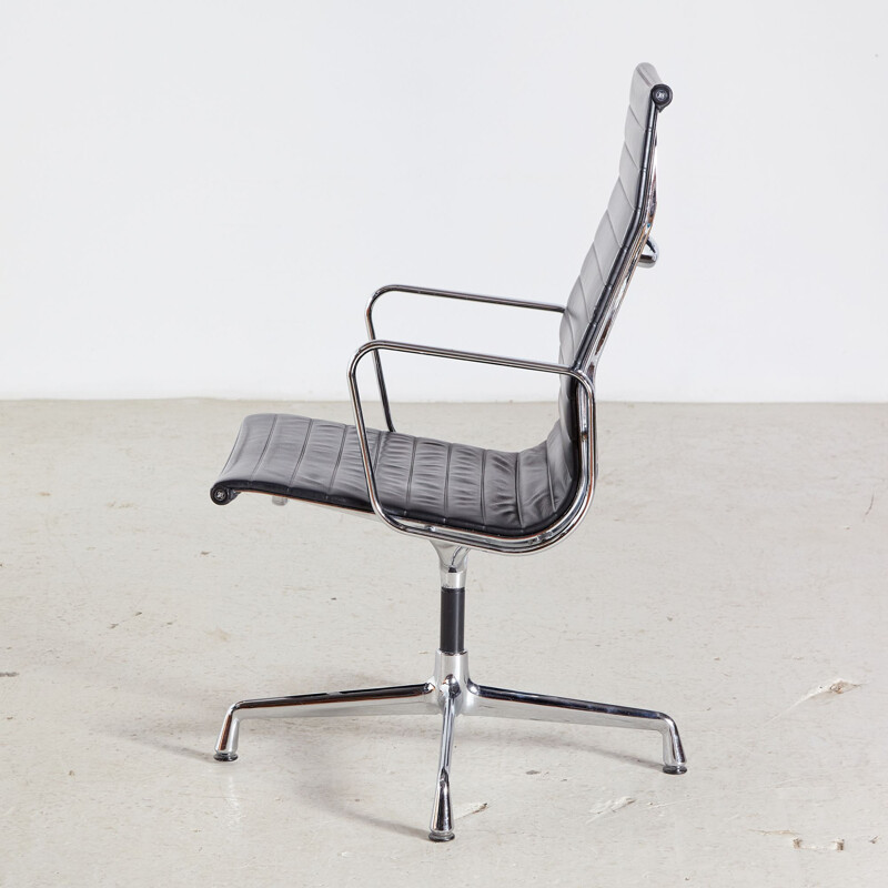 Fauteuil de bureau pivotant vintage EA112 par Charles & Ray Eames