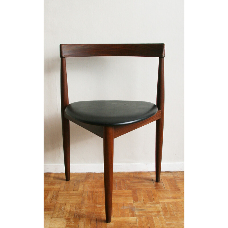 Chaise tripode en teck et simili cuir noir, Hans OLSEN - 1960