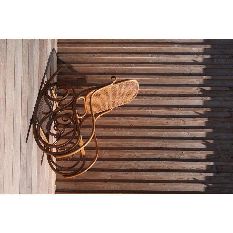 Chaise à bascule en bois courbé et cannage par JF Kohn