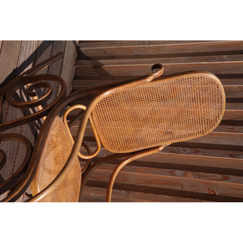 Chaise à bascule en bois courbé et cannage par JF Kohn