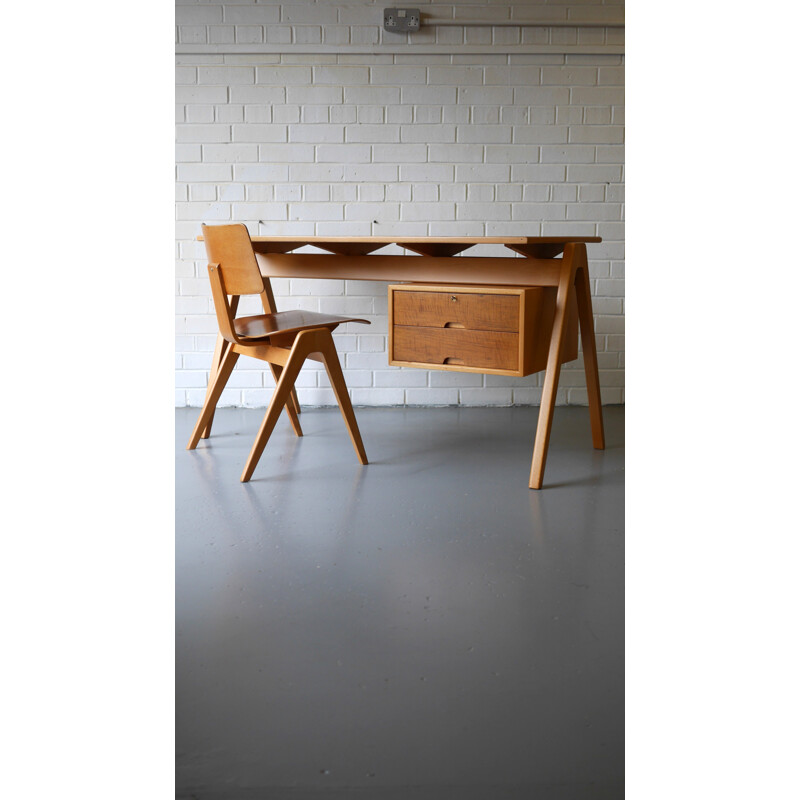 Hillestak desk and chair in beech, Robin DAY - 1950s