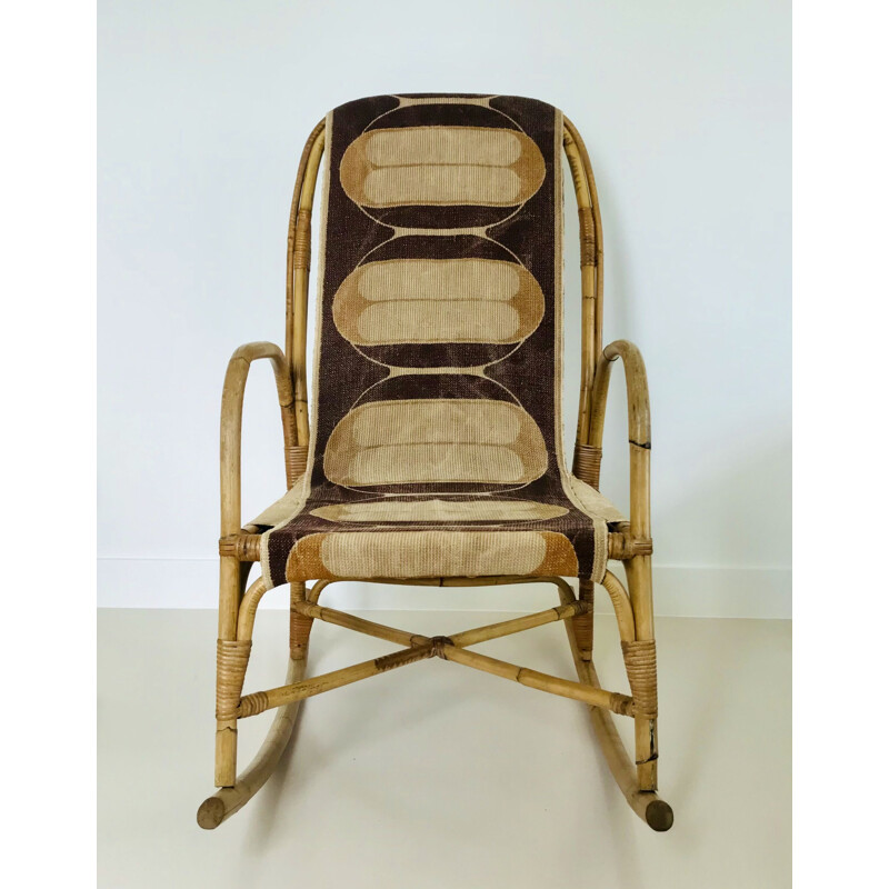 Silla mecedora vintage de ratán y tela, Francia 1960