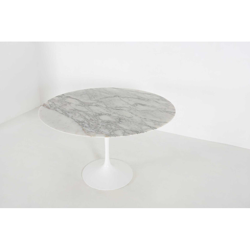 Mid century dining table in Carrara marble by Eero Saarinen for Knoll Interanional