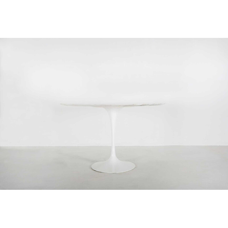 Mid century dining table in Carrara marble by Eero Saarinen for Knoll Interanional