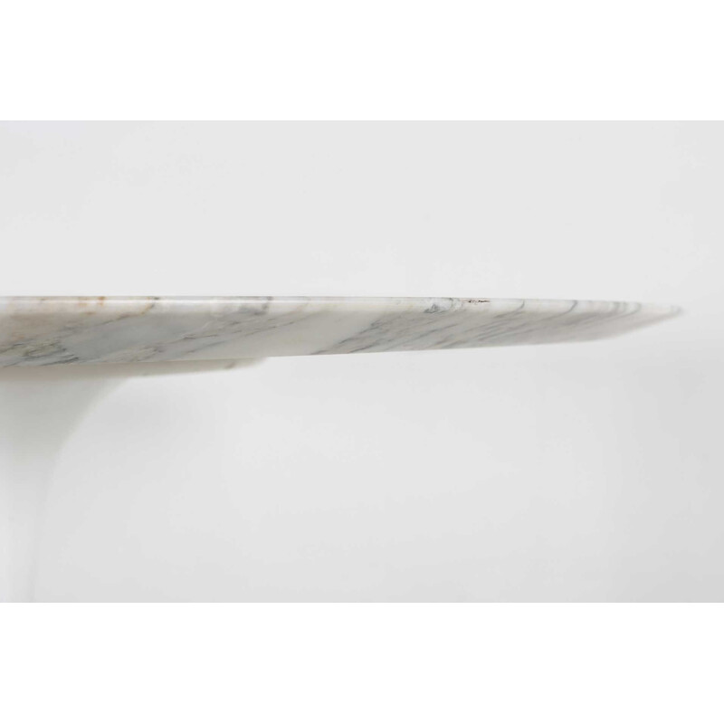 Mid century dining table in Carrara marble by Eero Saarinen for Knoll Interanional