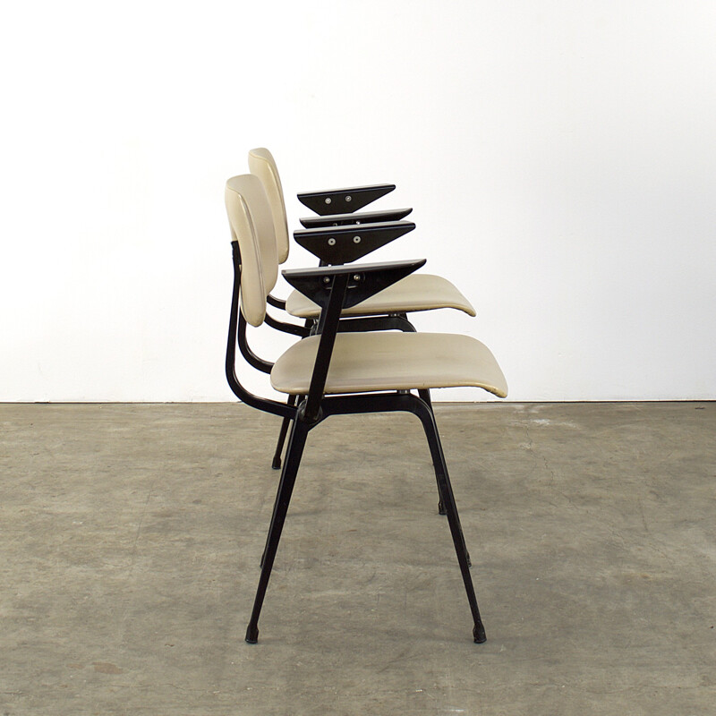 Paire de chaises "Revolt" Ahrend en acier et skaï crème, Friso KRAMER - 1960