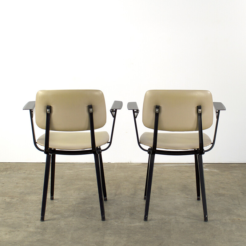 Pair of Ahrend "Revolt" chairs in steel and cream leatherette, Friso KRAMER - 1960s
