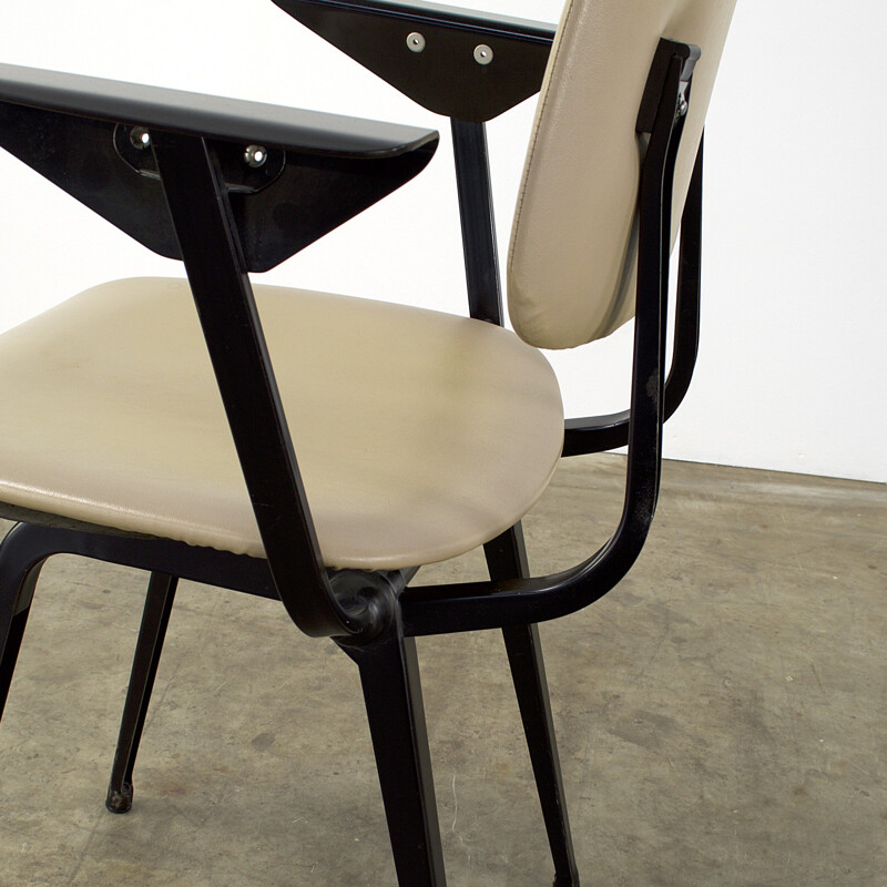 Pair of Ahrend "Revolt" chairs in steel and cream leatherette, Friso KRAMER - 1960s