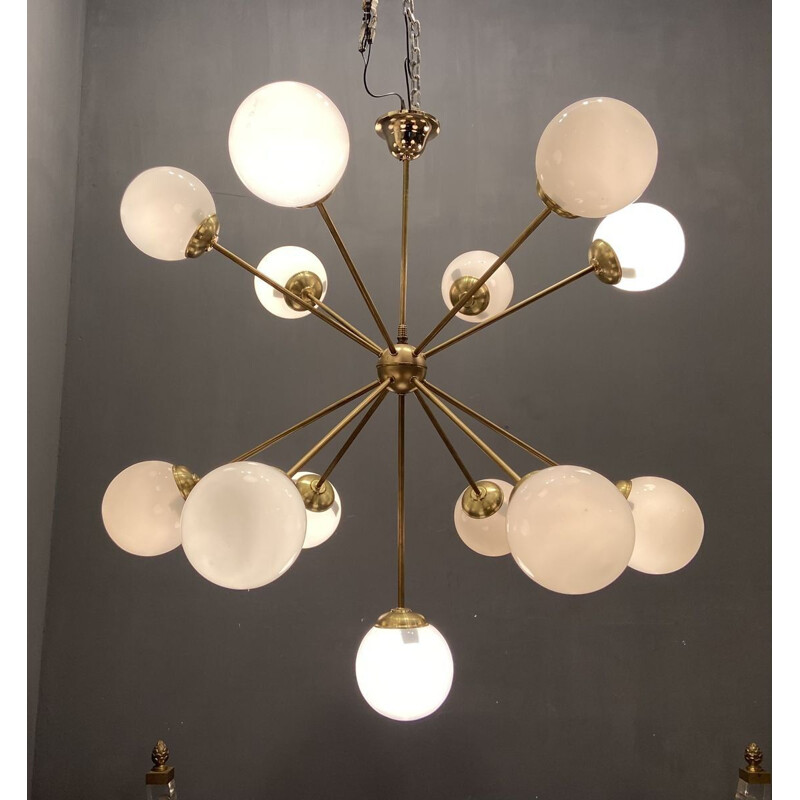 Lampadario vintage a 13 luci Sputnik Starburst in vetro opalino e ottone