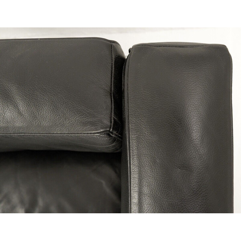 Vintage Lc3 armchair in black leather by Le Corbusier for Cassina