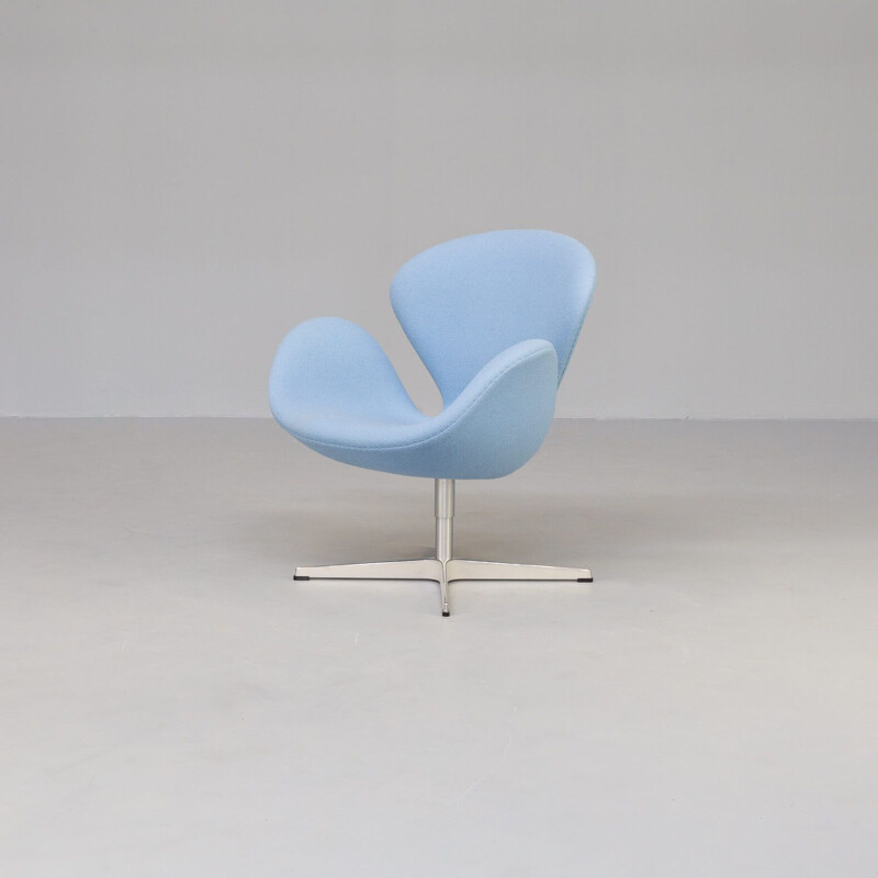 Vintage "Swan 3320" armchair by Arne Jacobsen for Fritz Hansen, 1958
