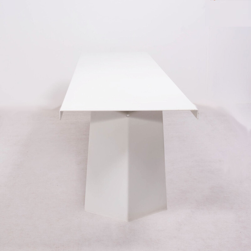 Table pallas blanche industrielle moderne de Konstantin Grcic pour ClassiCon