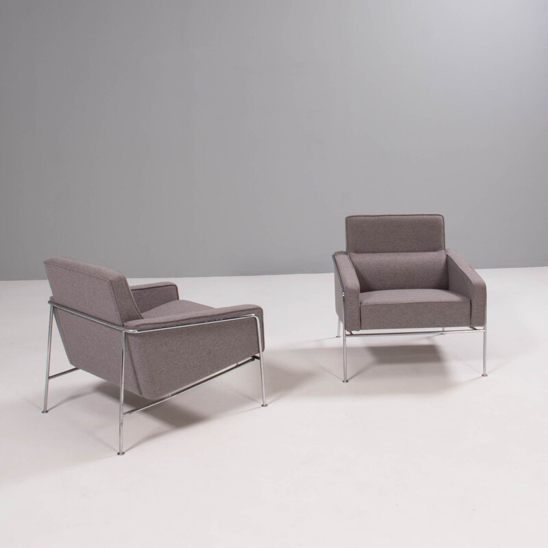 Par de poltronas cinzentas vintage série 3300 por Arne Jacobsen para Fritz Hansen, 2002