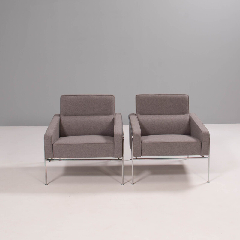 Paire de fauteuils vintage gris série 3300 par Arne Jacobsen pour Fritz Hansen, 2002