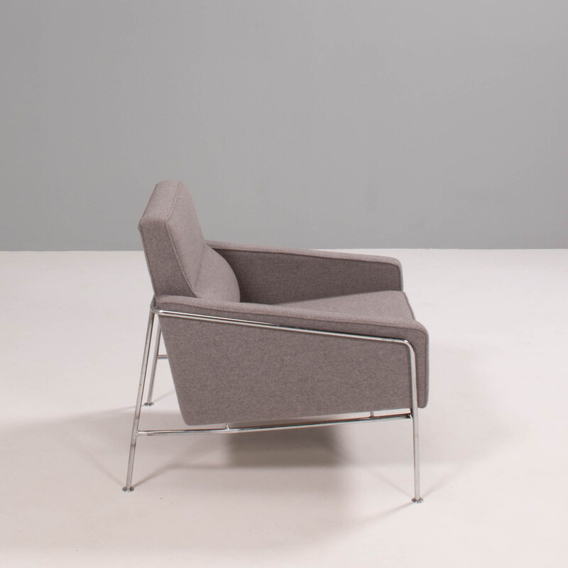 Par de poltronas cinzentas vintage série 3300 por Arne Jacobsen para Fritz Hansen, 2002