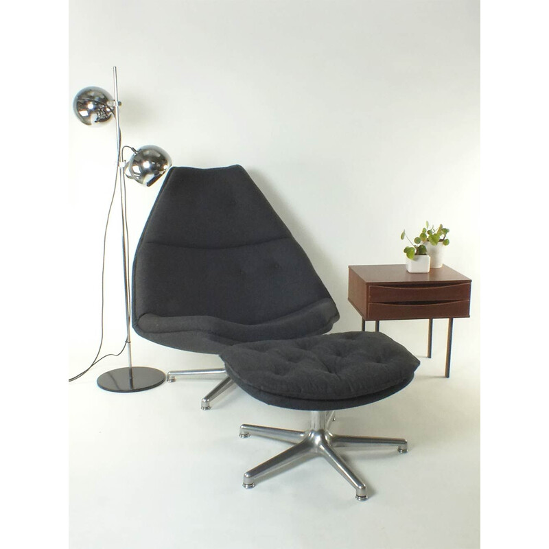 Mid century model F590 lounge chair with ottoman by Harcourt for Artifort, Netherlands