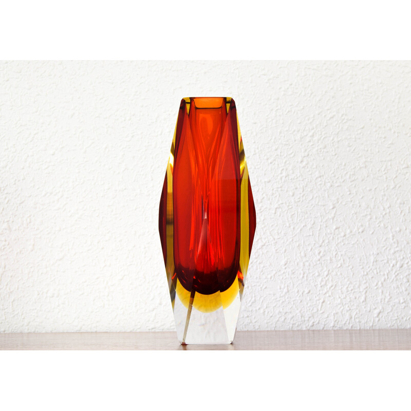 Vintage Sommerso gefacetteerde vaas in rood en geel Murano glas door Mandruzzato, Italië 1960