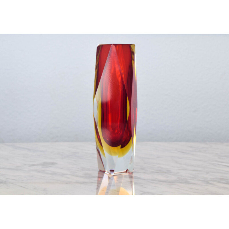 Vaso vintage Sommerso sfaccettato in vetro di Murano rosso e giallo di Mandruzzato, Italia 1960