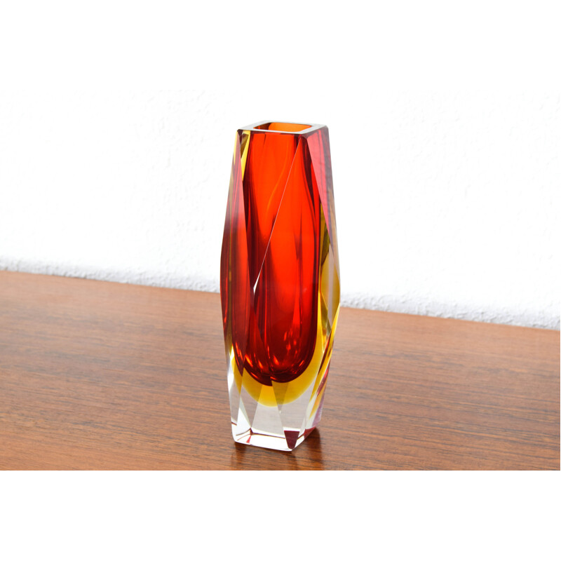 Vaso vintage Sommerso sfaccettato in vetro di Murano rosso e giallo di Mandruzzato, Italia 1960