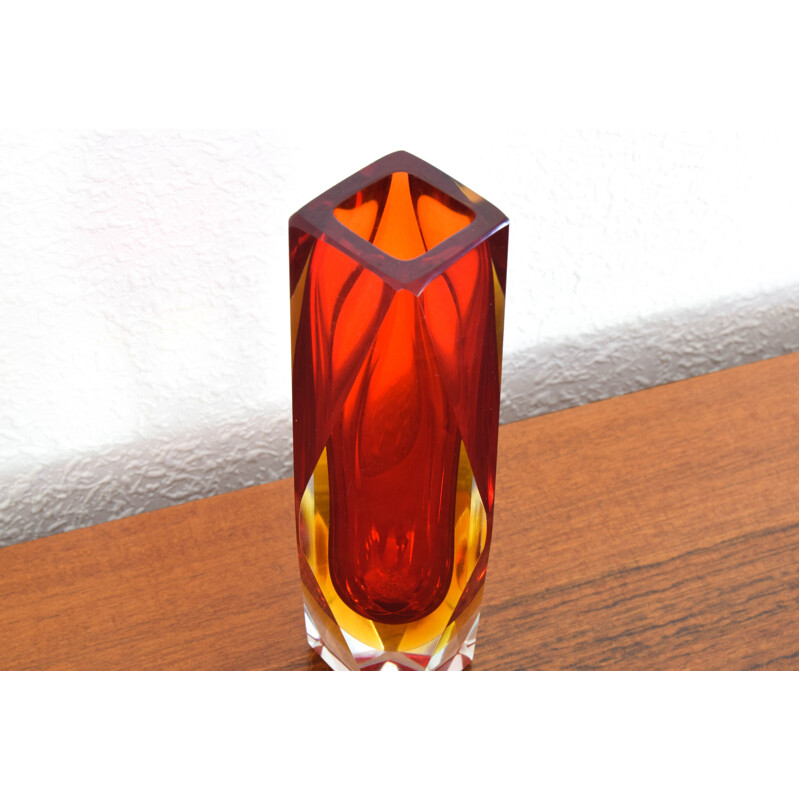 Jarrón facetado Sommerso vintage en cristal de Murano rojo y amarillo de Mandruzzato, Italia 1960