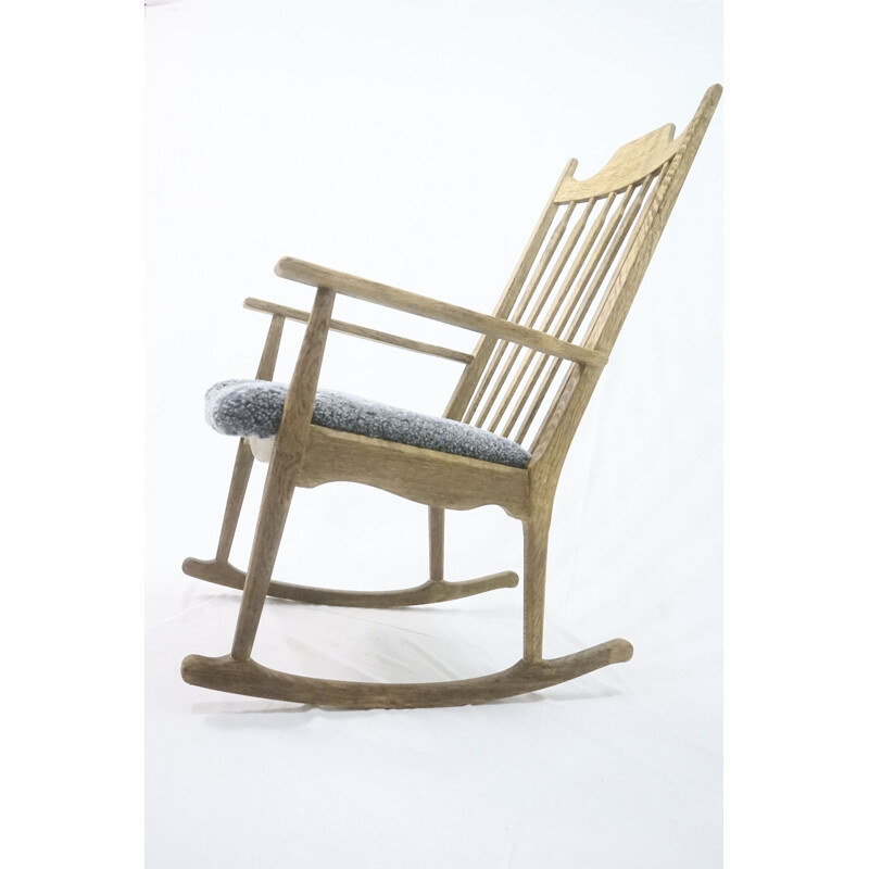 Chaise à bascule vintage en bois de chêne massif avec revêtement en laine d'agneau par Henning Kjærnulf