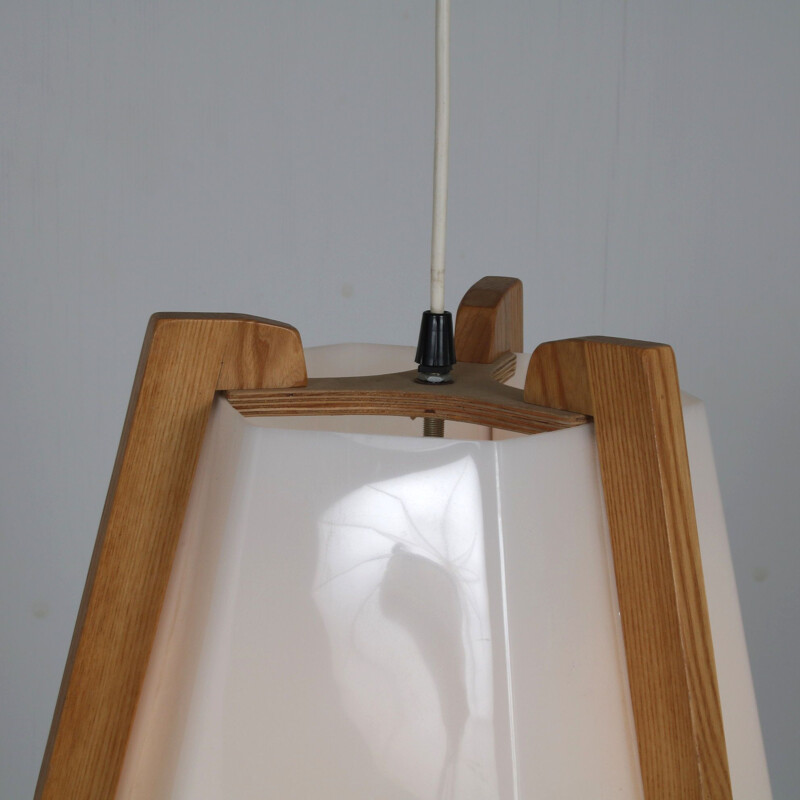 Lampada a sospensione vintage in legno con paralume in plexiglas di Rudolf Döffler, Germania 1970