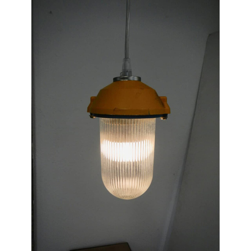 Lampe vintage en métal jaune et verre rayé