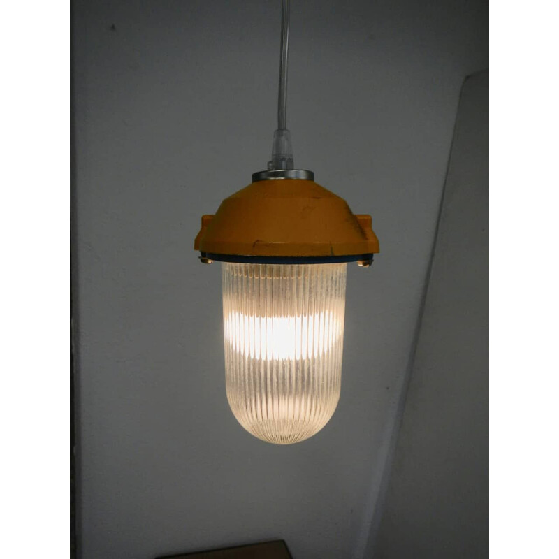 Vintage lamp in geel metaal en gestreept glas