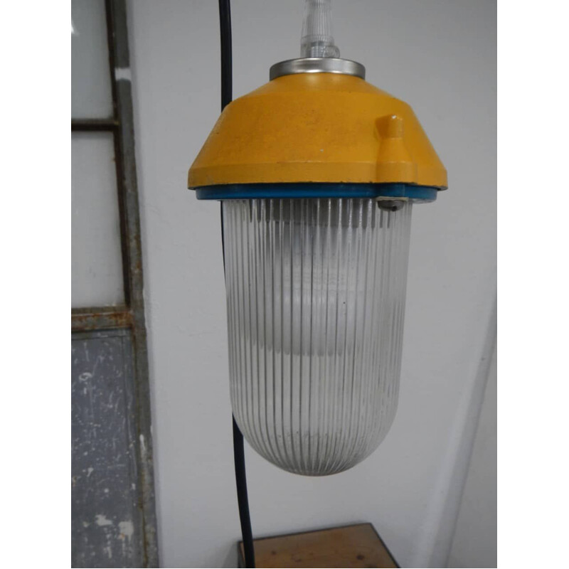 Vintage lamp in geel metaal en gestreept glas